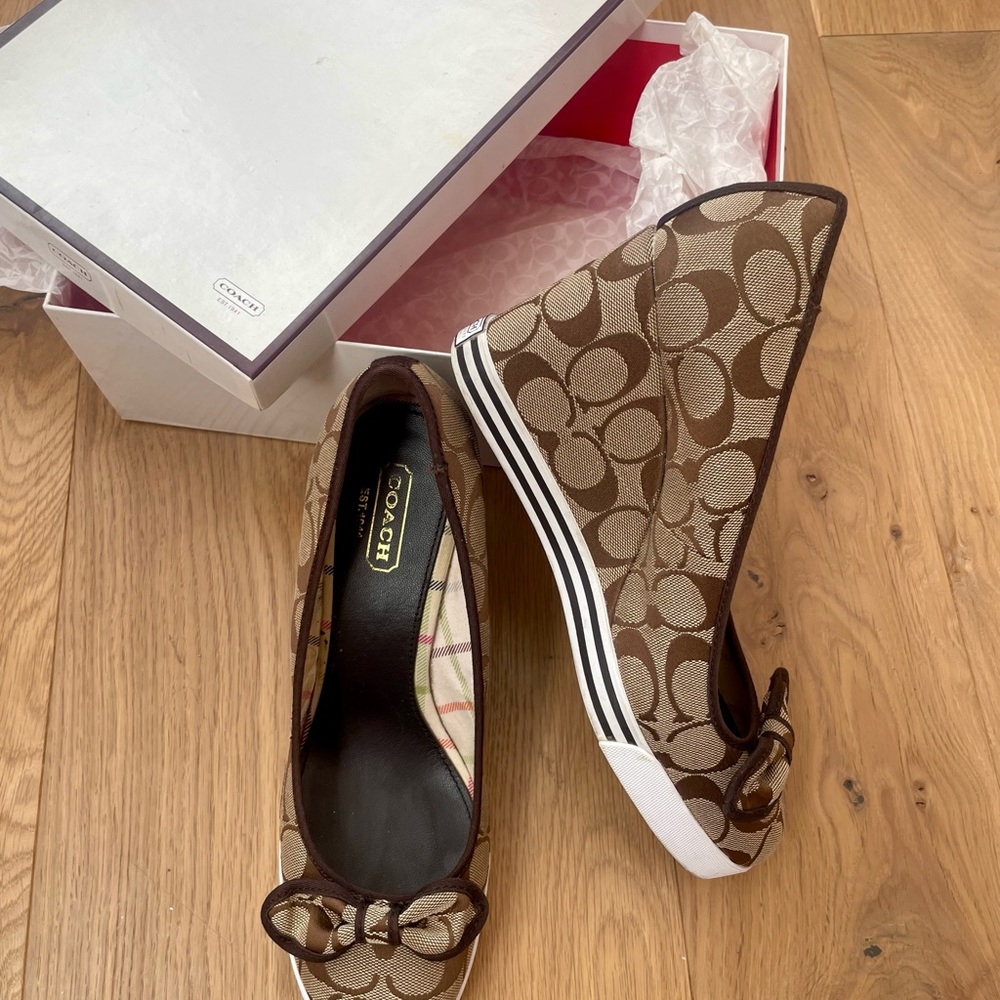 Authentic Coach wedge shoes sz 10 in excellent used conditions.